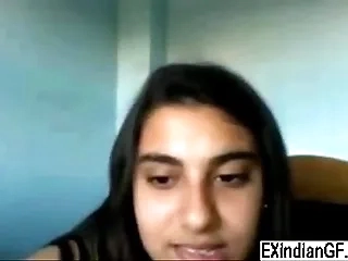 Indian teen floosie masturbates on cam